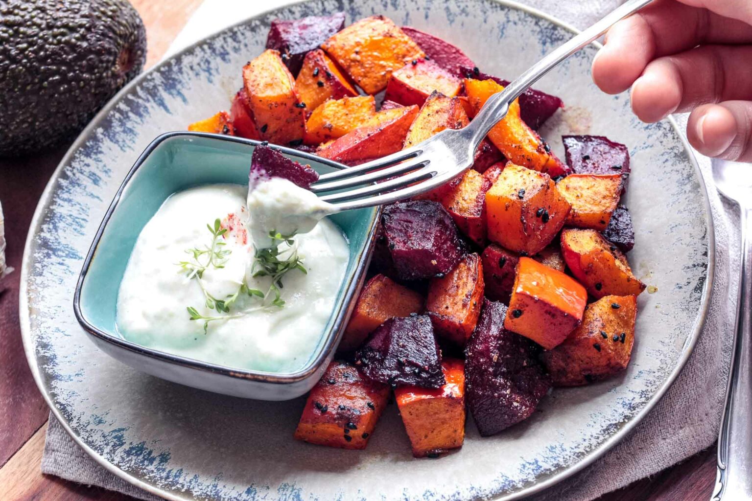 Backofengemüse mit Kürbis, rote Beete und Dip - Buntes Gemüse