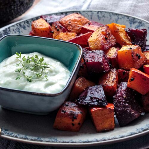 Backofengemüse mit Kürbis, rote Beete und Dip - Buntes Gemüse