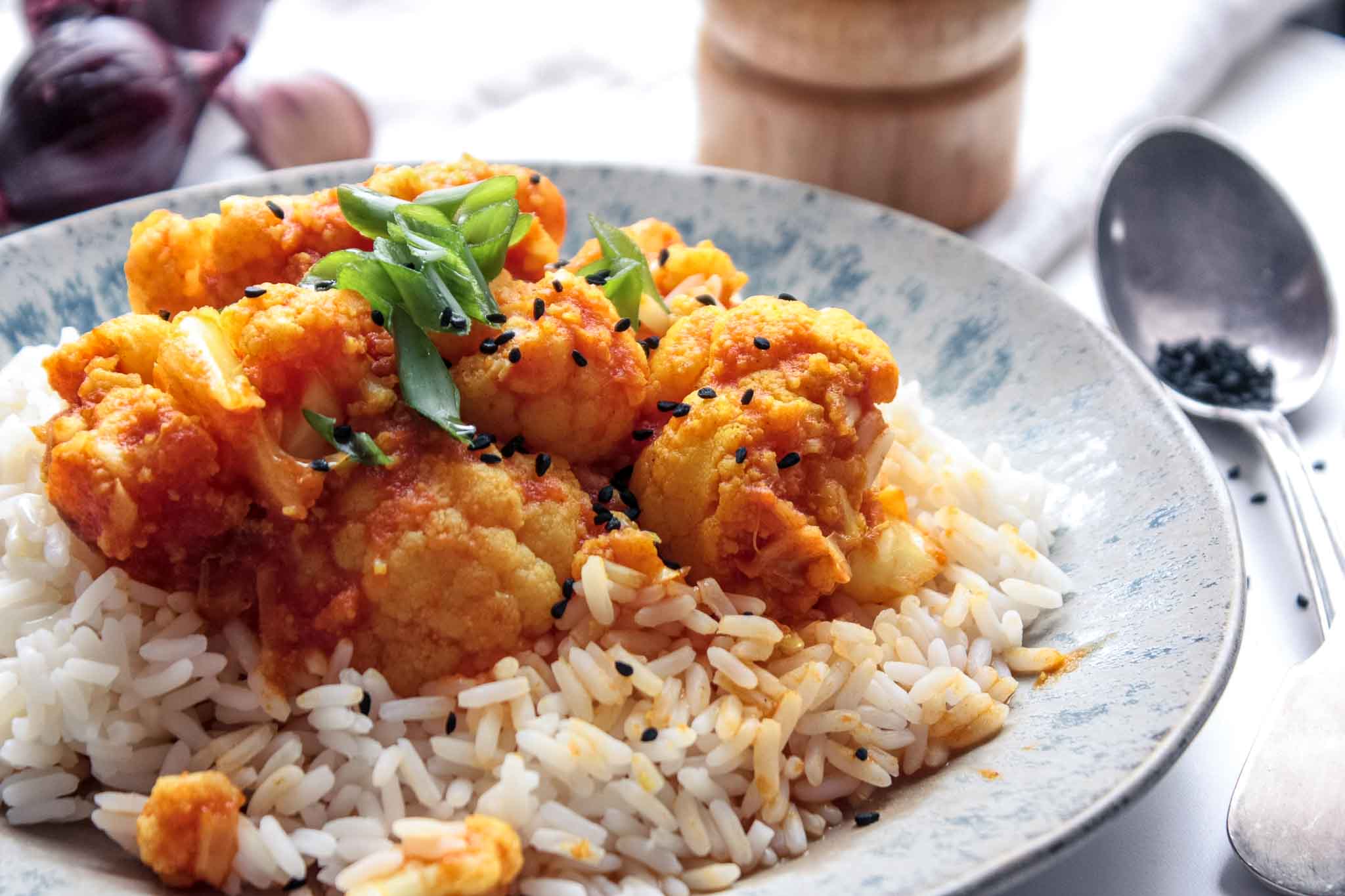 Blumenkohl Curry mit Reis - Buntes Gemüse