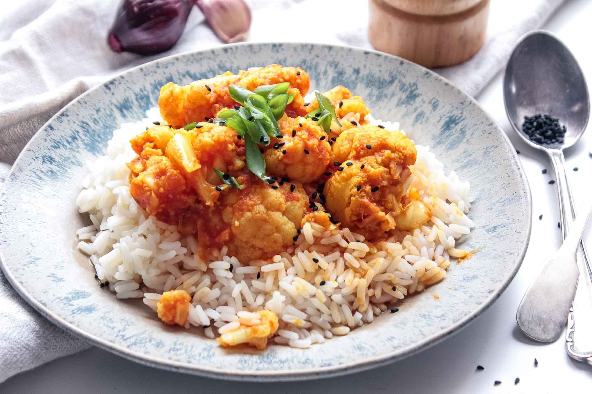 Blumenkohl Curry mit Reis - Buntes Gemüse