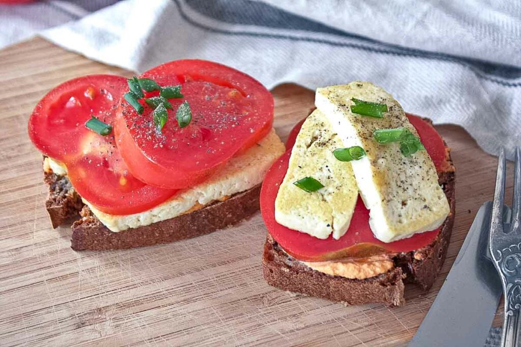 Belegtes Brot mit Tofu, Tomate &amp; Streichcreme - Buntes Gemüse