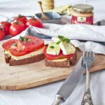Belegtes Brot mit Tomate und Tofu