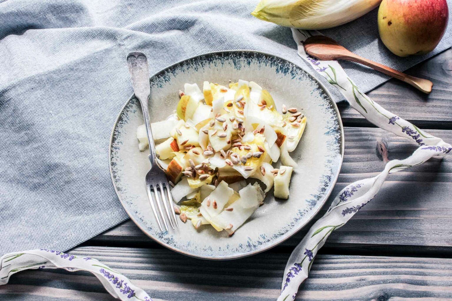 Chicoréesalat mit Apfel und gerösteten Sonnenblumenkernen - Buntes Gemüse