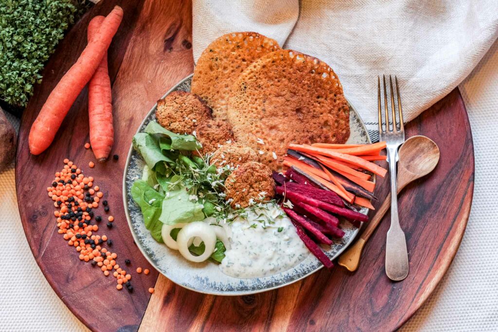 Falafeln mit Rohkost, Linsenpfannkuchen und Dip