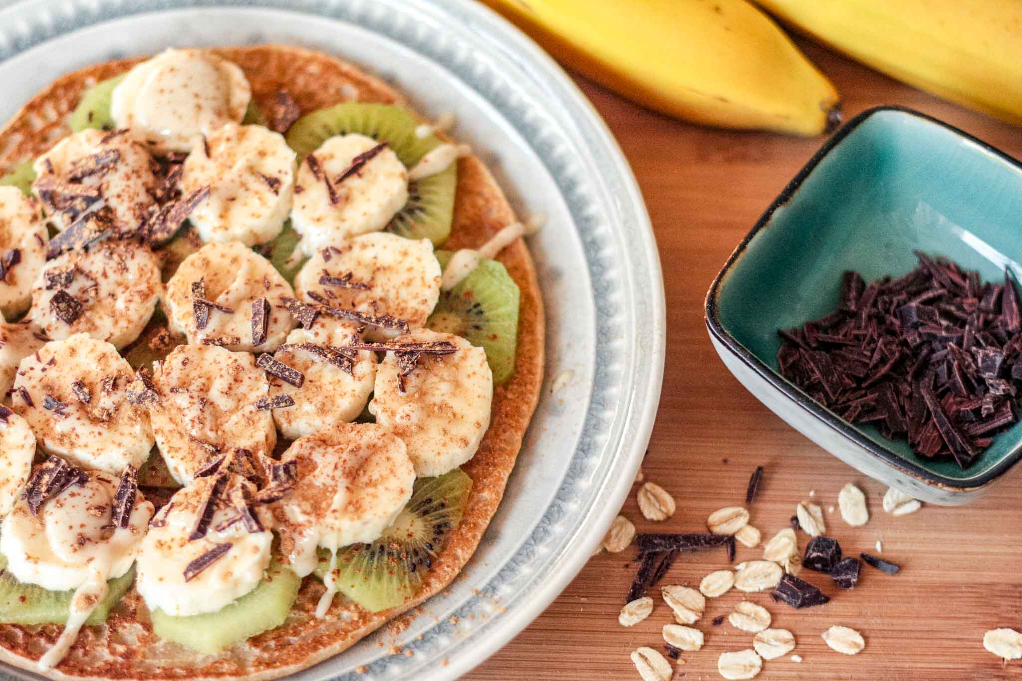 Haferpfannkuchen mit Obst und Schokosplittern