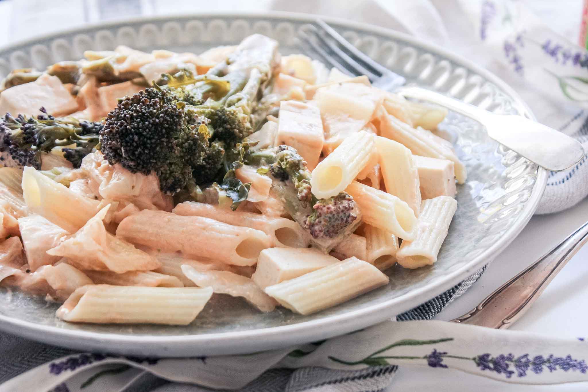 Nudeln mit Sprossenbrokkoli, Spitzkohl und Tofu - Buntes Gemüse