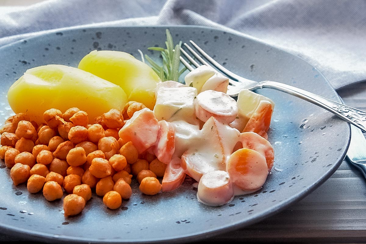 Pellkartoffeln mit gebratenen Kichererbsen, Karotten & Kohlrabi in Cashewsahne