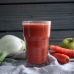 Frischer Saft aus Fenchel, Karotte, Wassermelone, Apfel und Gurke
