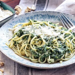 Spaghetti mit Grünkohl und Cashewparmesan