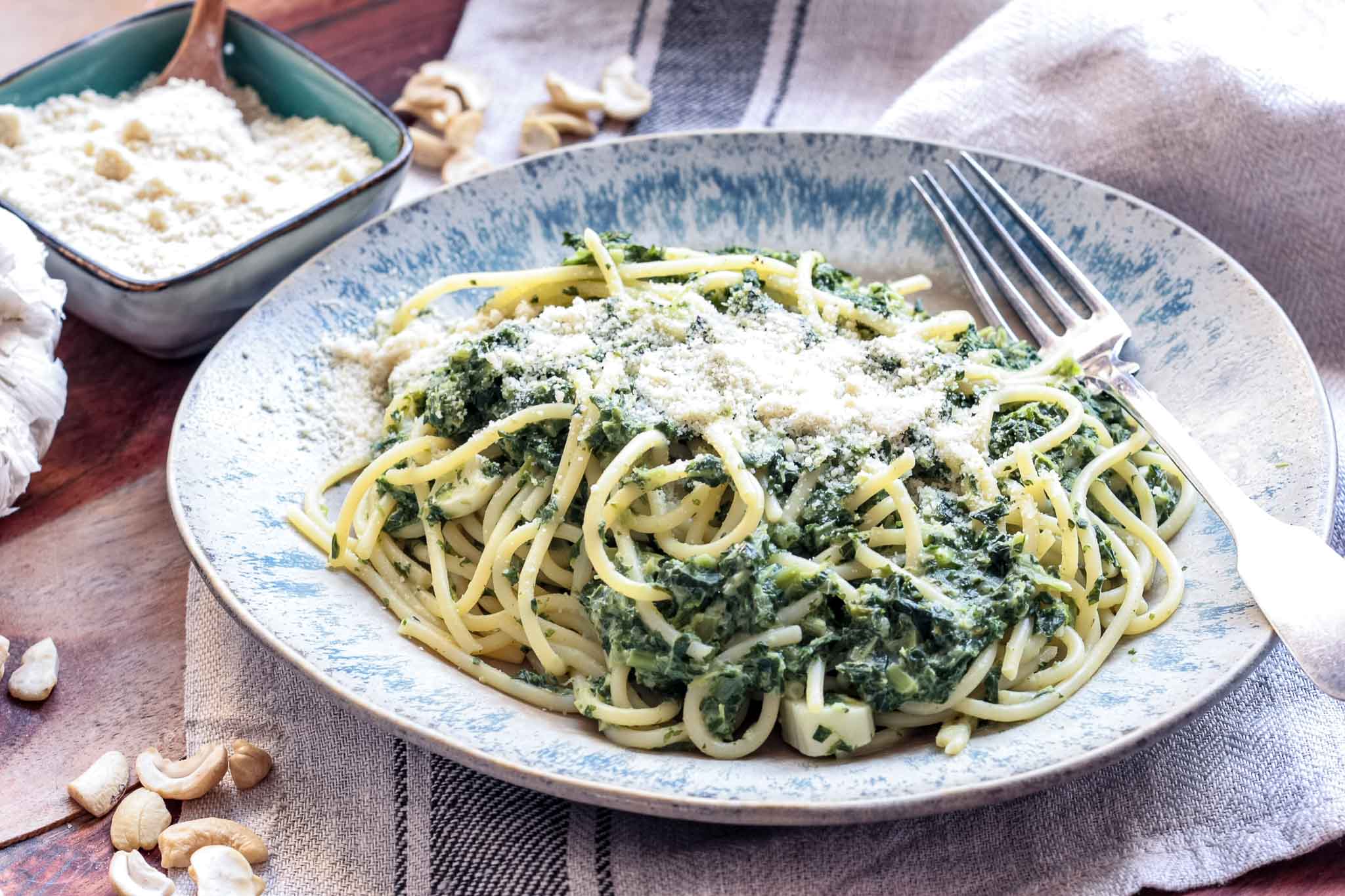 Spaghetti mit Grünkohl und Cashewparmesan