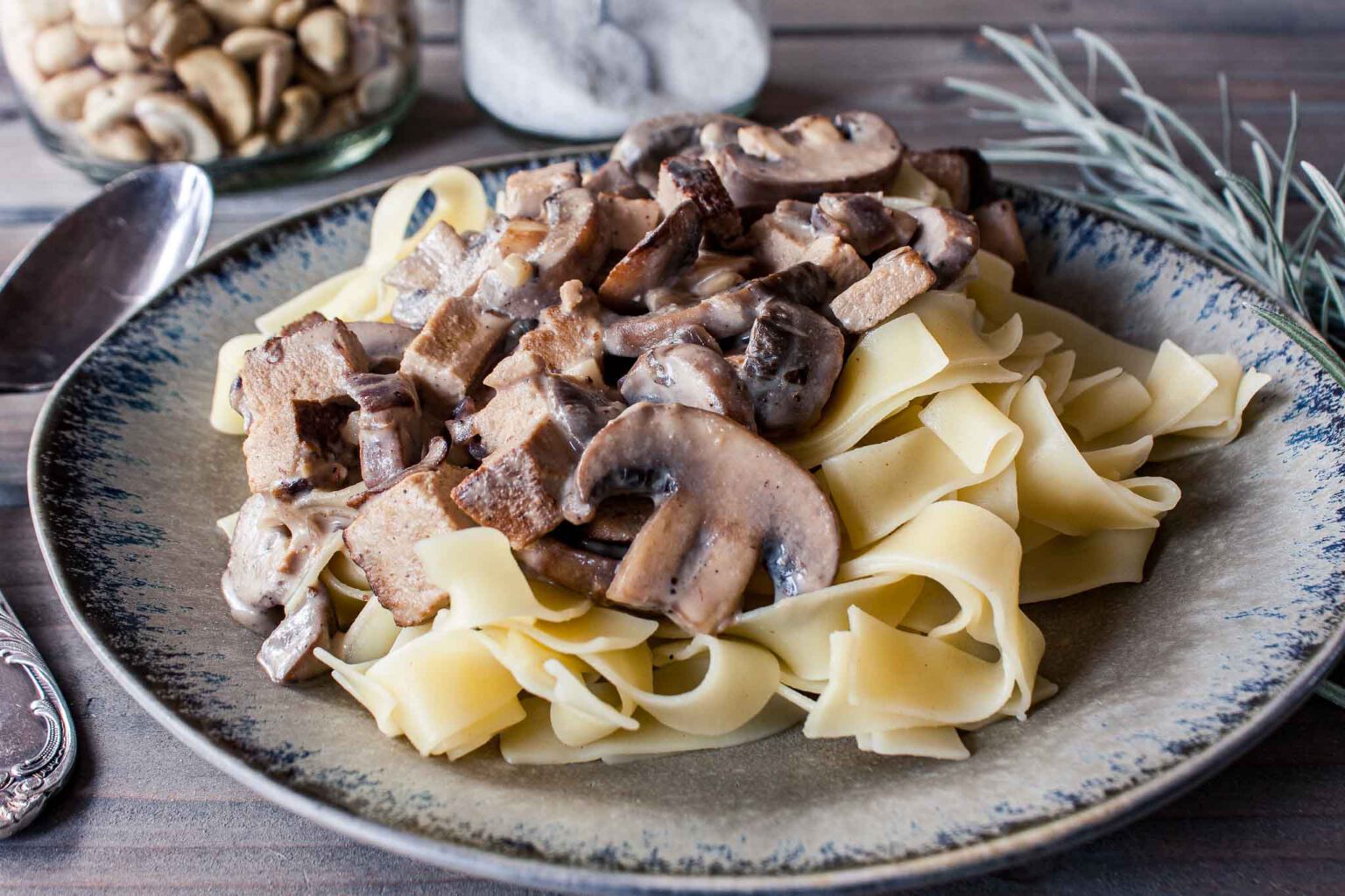 Bandnudeln mit Champignons, Räuchertofu und Cashewsahne - Buntes Gemüse
