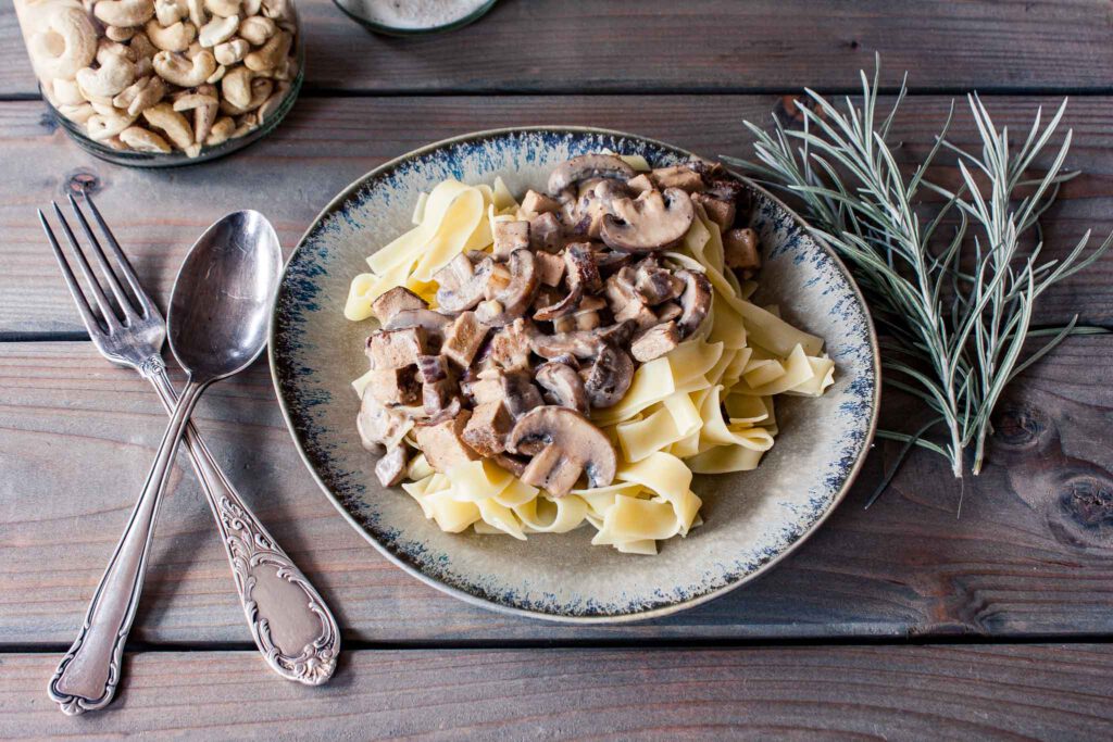 Bandnudeln mit Champignons, Räuchertofu und Cashewsahne