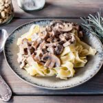 Bandnudeln mit Champignons, Räuchertofu und Cashewsahne