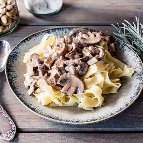 Bandnudeln mit Champignons, Räuchertofu und Cashewsahne - Buntes Gemüse