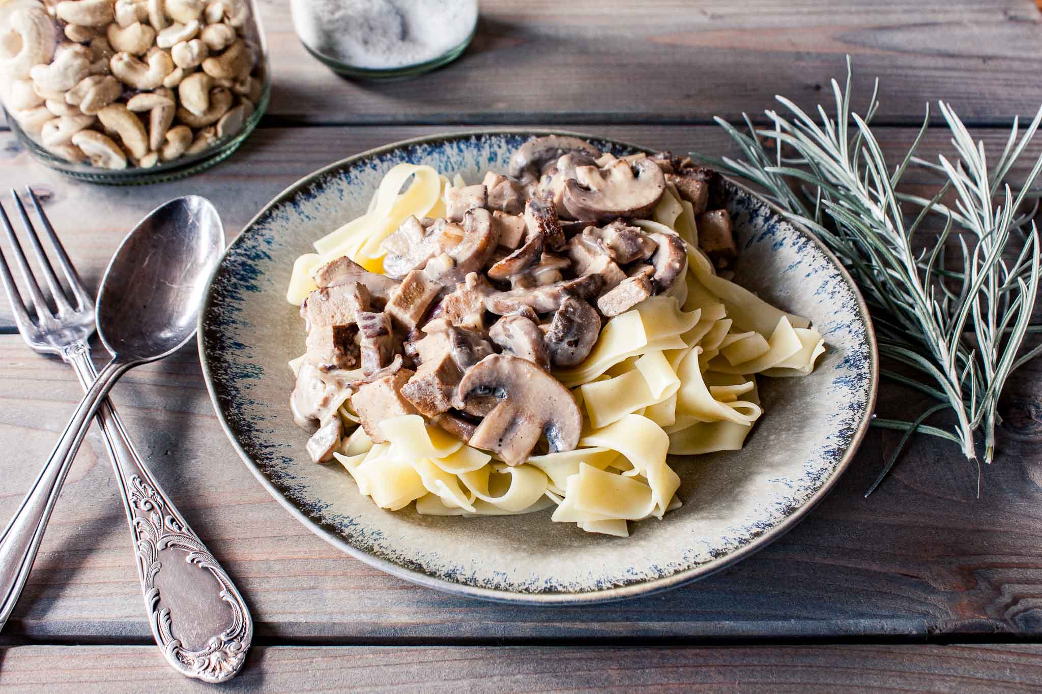 Bandnudeln mit Champignons, Räuchertofu und Cashewsahne