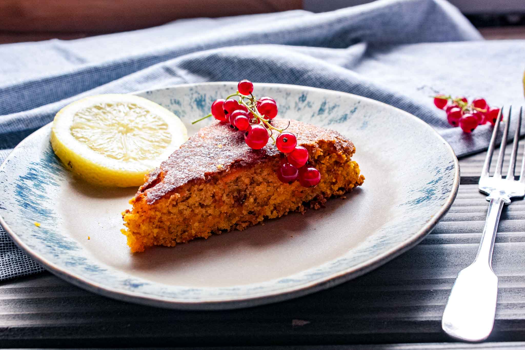 Karotten Mandel Kuchen mit Zitrone, gesüßt mit Xylit - Buntes Gemüse