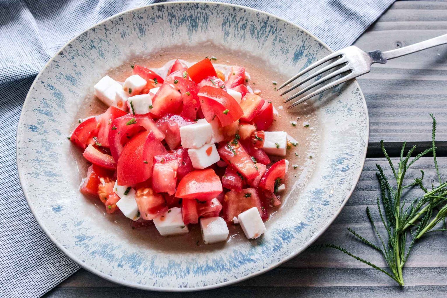 Einfacher Tomatensalat mit bedda, wie Fetakäse - Buntes Gemüse