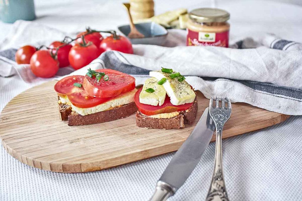 Brot mit Tomate und Tofu