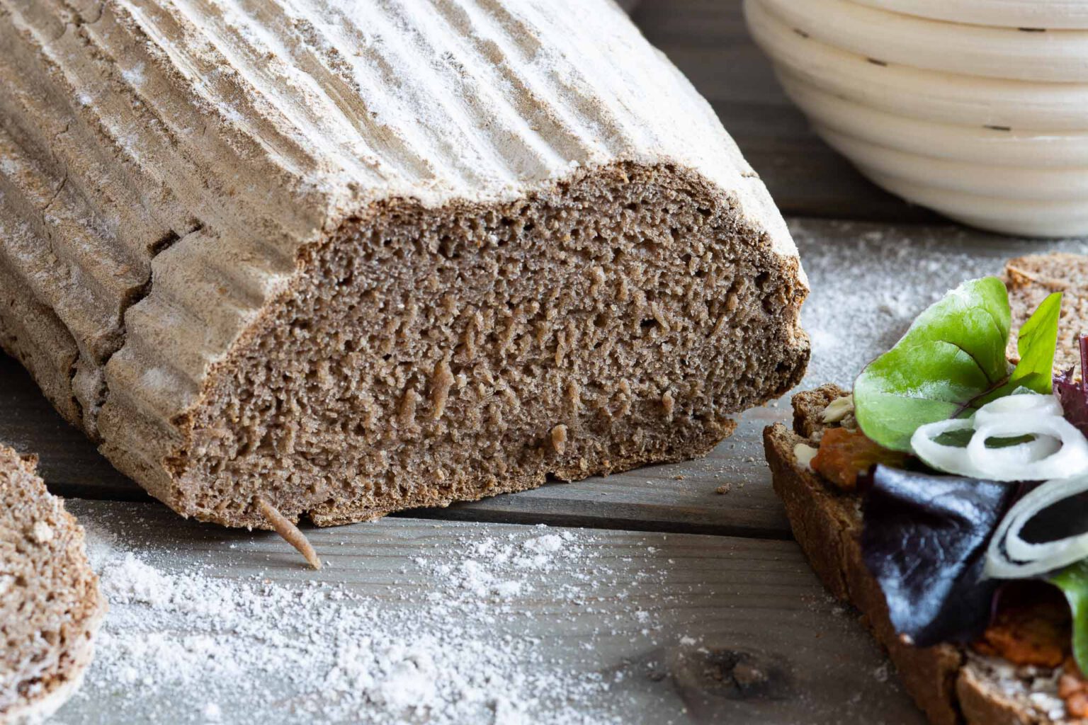 Dinkel Roggen Vollkornbrot mit Sauerteig - Buntes Gemüse