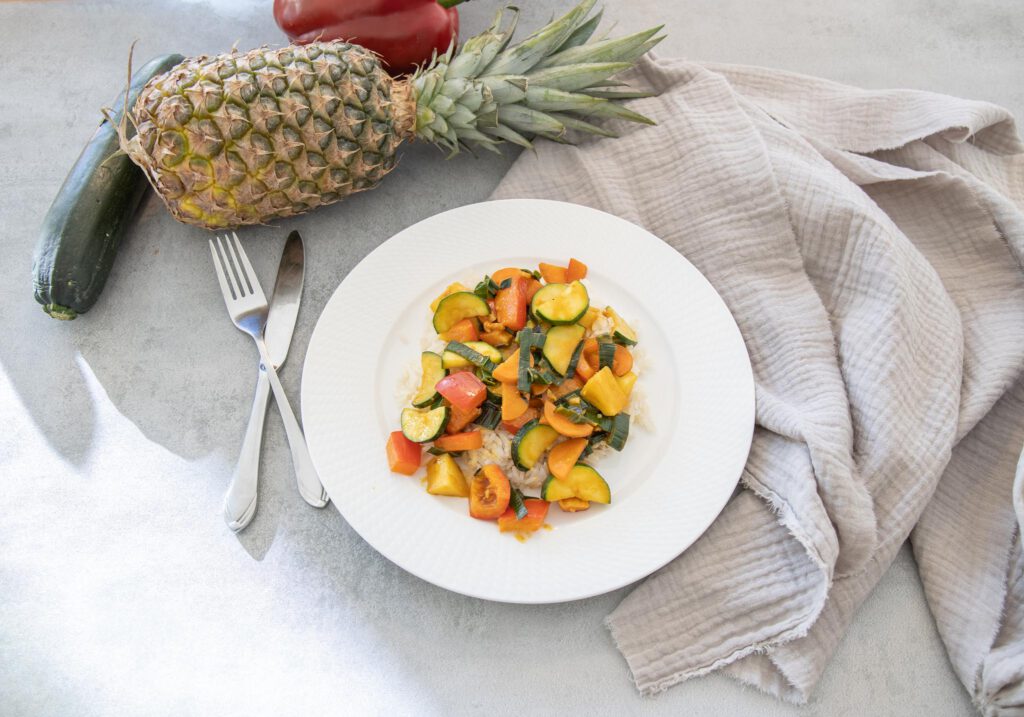 Gemüsepfanne mit Ananas