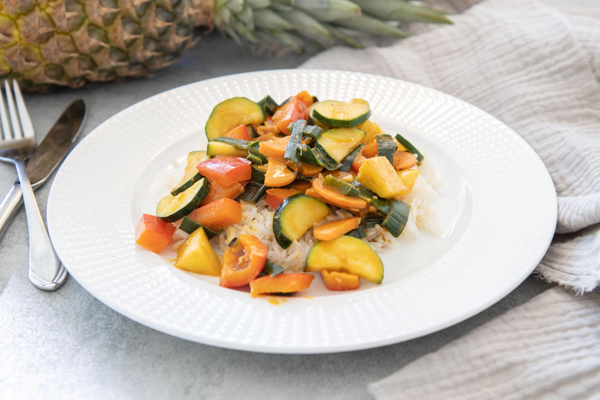 Gemüsepfanne mit Ananas