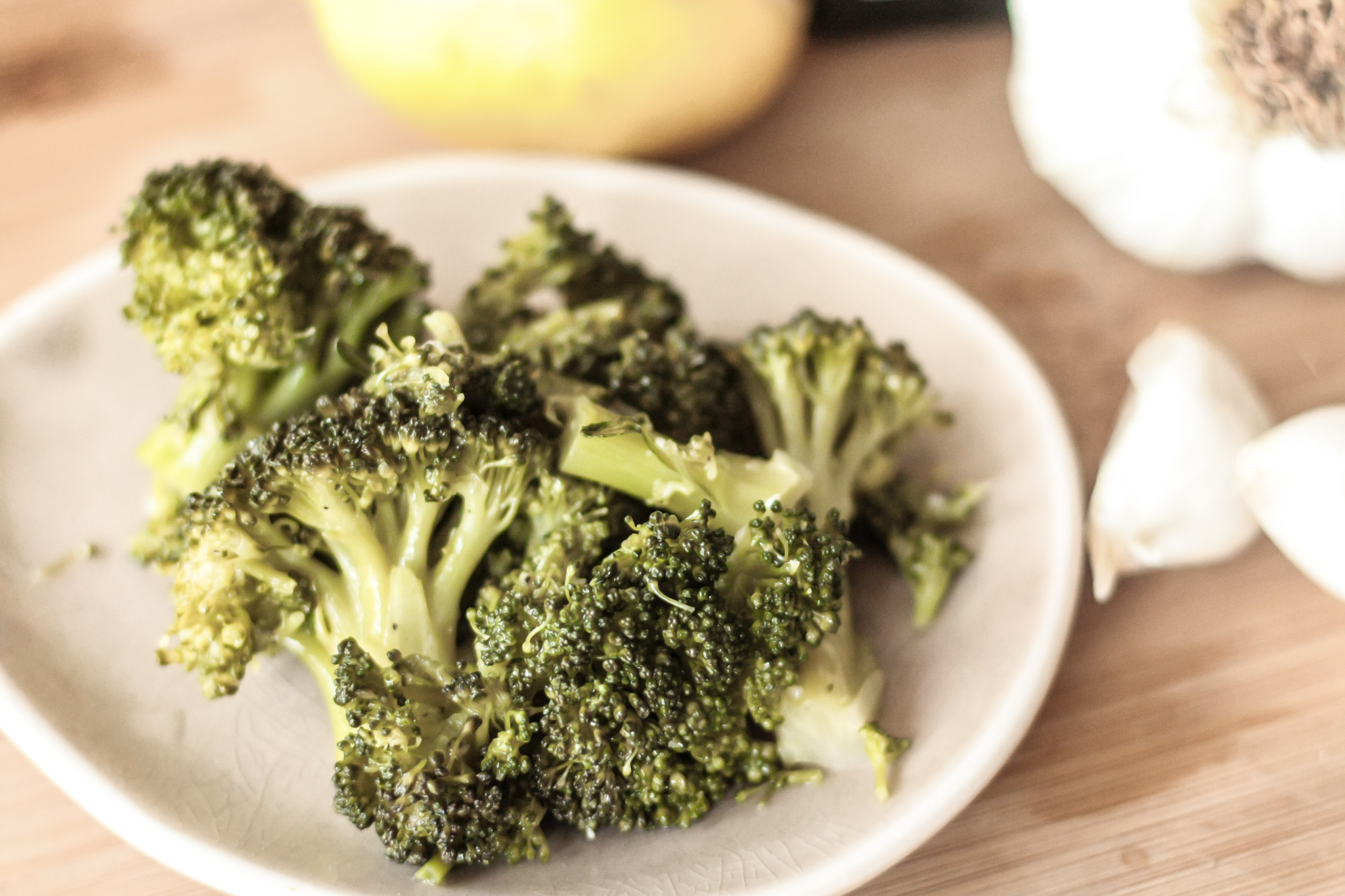 Brokkolisalat mit Olivenöl, Zitrone und Knoblauch - Buntes Gemüse